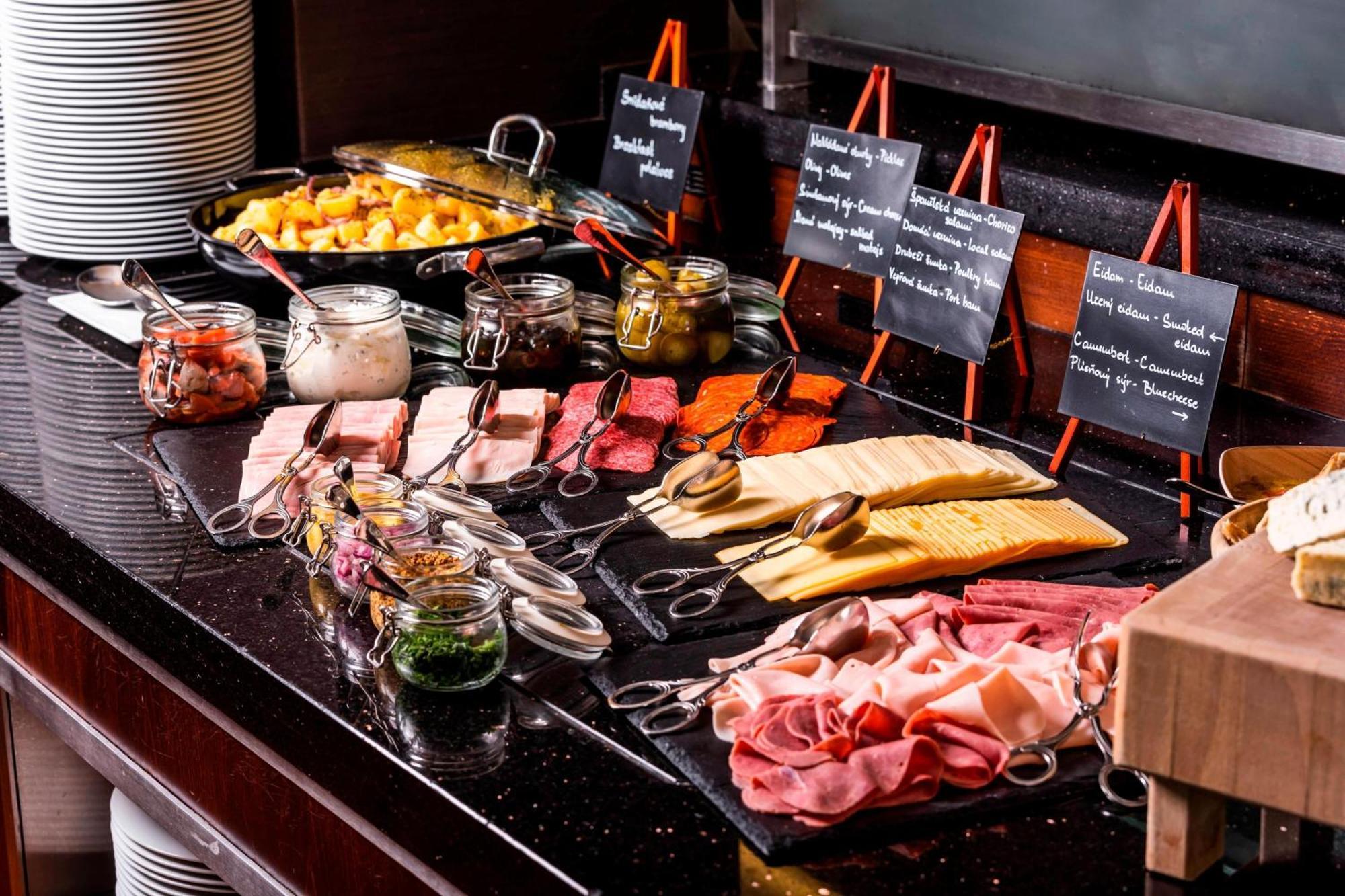 Courtyard By Marriott Prague City Restaurant photo
